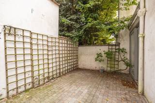 <p>Op een residentiële locatie in de gegeerde Pulhofwijk bevindt zich dit charmant eigendom. <br /><br />Een karaktervolle entree leidt naar een ruime en lichte woonkamer op parketvloer. De woonkamer is door middel van boogstucwerk ingedeeld in een salon en eetkamer. Aanpalend bevindt zich de keuken met berging dewelke toegang geeft tot het terras. <br />Op de eerste verdieping bevinden zich twee ruime slaapkamers, evenals de eerste badkamer. Het toilet bevindt zich op de nachthal.<br />De tweede verdieping heeft eveneens twee ruime slaapkamers en een tweede badkamer. <br />De woning beschikt daarnaast over een kelder, ideaal als extra bergruimte.<br /><br />De centrale locatie is enerzijds rustig gelegen, doch met goede ontsluiting naar de stad en verschillende invalswegen.</p>
