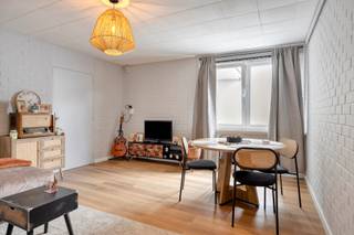 Ben je op zoek naar een gelijkvloers appartement nabij het centrum van Wetteren? Zoek niet verder! Dit appartement te Molenstraat 68/01 heeft wat je zoekt. <br /><br />Indeling:<br />- Woonkamer<br />- Keuken<br />- Badkamer met douche en toilet<br />- 2 slaapkamers<br /><br />Bijzonderheden: <br />- Conforme elektriciteit<br />- Geen renovatieplicht (EPC D)<br />- Alle ramen werden vernieuwd<br />- Het appartement is op heden verhuurd<br />- Mogelijkheid tot het aankopen van een garagebox voor 27.000 euro<br />- Goede ligging ten opzichte van de Markt, het station, winkels, scholen, restaurants, etc. <br /><br />Mis deze kans niet en vraag vandaag nog uw bezoek aan.