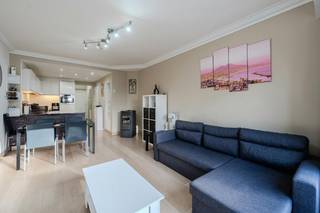 Ontdek dit instapklare 1-slaapkamerappartement te koop, uitstekend gelegen op de 1ste verdieping van Residentie Saint-Maxime in de Troonstraat te Oostende. U woont hier op een absolute toplocatie op minder dan 50 meter van het strand en de Zeedijk. Het appartement combineert een rustige woonomgeving met de nabijheid van het bruisende stadscentrum, winkels en het openbaar vervoer.<br /><br />Indeling:<br />- lichtrijke leefruimte<br />- open keuken uitgerust met werkblad in graniet, inductiekookplaat, vaatwasmachine, combi-oven (AEG), koelkast met vriesvakje en spoeltafel<br />- nachthal<br />- volwaardige slaapkamer (12 m²)<br />- badkamer voorzien van douchecabine, badkamermeubel met lavabo, spiegelkast, handdoekradiator en toilet<br />- veranda met berging en aansluiting voor wasmachine<br /><br />U geniet tevens ook van een privatieve kelderberging.<br /><br />Pluspunten:<br />- toplocatie op minder dan 50 meter van de Zeedijk <br />- rustige ligging op een boogscheut van het stadscentrum<br />- gunstig EPC-label B<br />- conforme elektrische keuring<br />- veranda met extra bergruimte<br />- ideaal voor eigen bewoning, als tweede verblijf of als investering<br /><br />Bent u benieuwd naar dit instapklare appartement te koop te Oostende? Contacteer ons snel voor een bezoek ter plaatse!<br /><br />Bestuursmaatregelen in het maatregelenregister: in aanvraag