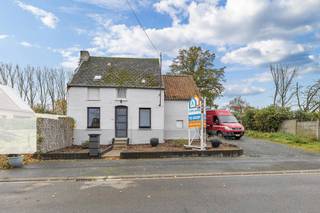 Voor meer info of een bezoek, bel 054 69 39 39 - In het landelijke Viane vinden we dit renovatiepand, tevens geschikt als projectgrond. Met...