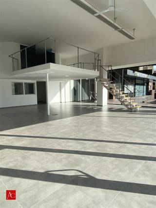 <p>Te koop: Commercieel pand in het hart van Sint-Niklaas – Ideaal voor diverse bedrijfsactiviteiten</p><p>Dit uitstekend gelegen commercieel pand, midden in het bruisende centrum van Sint-Niklaas, biedt een unieke kans voor ondernemers die op zoek zijn naar een strategische locatie met alle moderne voorzieningen. Of je nu een winkel, kantoor, showroom of een andere zaak wilt vestigen, dit pand biedt de ruimte en flexibiliteit die je nodig hebt om jouw bedrijf te laten groeien.</p><p>Locatie, locatie, locatie!<br />Gelegen op een van de meest centrale plekken van Sint-Niklaas, bevindt dit pand zich in een levendige commerciële zone met een grote passage van voetgangers en een hoge zichtbaarheid. Dankzij de nabijheid van het station, bushaltes en de vele parkeermogelijkheden in de buurt, is jouw zaak makkelijk bereikbaar voor zowel klanten als medewerkers. Bovendien is het pand perfect bereikbaar met de wagen en beschikt het over een ondergrondse parking, wat een belangrijke troef is voor zowel jouw personeel als bezoekers.</p><p>De indeling van het pand<br />Gelijkvloers: De commerciële ruimte op het gelijkvloers is ideaal voor winkel- of kantoorgebruik. Dankzij de grote raampartijen geniet je van veel natuurlijk licht en optimale zichtbaarheid. De open ruimte is flexibel in te delen en kan perfect aangepast worden aan jouw bedrijfsbehoeften.</p><p>Mezzanine: Boven het gelijkvloers bevindt zich een ruime mezzanine die uitstekend dienst kan doen als bureauruimte of extra opslagruimte. Het biedt een ideale werkplek met een open en luchtige sfeer, wat bijdraagt aan een aangename werkomgeving.</p><p>Kelder: Het pand beschikt ook over een ruime kelder die kan dienen als opslagruimte, archief of werkplaats. Deze extra vierkante meters bieden je de mogelijkheid om je bedrijfsvoering efficiënt en geordend te organiseren.</p><p>Ondergrondse parking: Een absolute meerwaarde is de ondergrondse parking die exclusief bij het pand hoort. Dit maakt het zowel voor klanten als medewerkers gemakkelijk om het pand te bereiken zonder zorgen over parkeerplaatsen.</p>