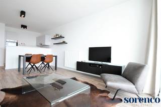 <strong>ANTWERPEN - Prachtig en licht 2 slaapkamer appartement ca. 82m² met terras op centrale locatie nabij belangrijke in-en uitvalswegen, sportgelegenheden, winkels. Ondergrondse parking, fietsenberging en kelder inclusief.<br /><br /><span>INDELING:</span><br /></strong>Via de INKOMHAL betreedt U het appartement voorzien van vestiaire kasten en een apart gastentoilet. <br /><br />De lichte en aangename LEEFRUIMTE ca. 4m x 6m is volledig op parket en is voorzien van grote schuiframen die toegang geven tot het privatief TERRAS ca. 4,2m x 2m waar u heerlijk kan genieten.<br /><br />De halfopen moderne KEUKEN ca. 1,83m x 2,39m is uitgerust met opbergkasten en alle toestellen: een oven, vaatwasser, koelkast met vriezer, microgolfoven, kookplaat en dampkap.<br /><br />Via de HAL krijgt u toegang tot de ingerichte BADKAMER ca 1,7m x 2,9m die voorzien is van een ligbad met douchemogelijkheid, dubbel lavabo in een meubel en een handdoekdroger. <br /><br />De beide SLAAPKAMERS zijn gelegen op parket : <br />Slaapkamer 1 ca. 2,88m x 4m<br />Slaapkamer 2 ca. 3m x 2,7m<br /><br />Er is een aparte BERGRUIMTE ca 1,4m x 1,3m waar u de wasmachine en droogkast terug kan vinden.<br /><br />Algemene maandelijkse kosten voor lift en onderhoud van het gebouw: 100 euro per maand.<br /><br /><span><strong>BIJZONDERHEDEN;</strong> </span><br />* Recent gebouw <br />* Kelderberging en fietsenberging inclusief <br />* Aparte autostaanplaats in het gebouw inclusief <br />* EPC A, conforme keuring, videofonie<br />* Centrale locatie nabij Antwerpen centrum, openbaar vervoer, scholen, winkels, belangrijke in-en uitvalswegen.