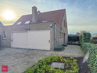 Mooie woning met zuidgerichte tuin, op wandelafstand tot centrum en station. Bestaande uit een inkomhall, living, bureel, ingerichte keuken...