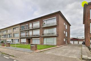 <p><span>In een kleinschalige residentie vinden we dit op te frissen appartement met 2 slaapkamers met ruime, inpandige garagebox, inbegrepen in de prijs!</span></p><p><span>In de straat vinden we het openbaar vervoer richting Lier en Mortsel.</span></p><p><span> </span></p><p><span>Via de gemeenschappelijke inkom nemen we de trap tot bij het appartement op de tweede verdieping.</span></p><p><span>Vooraan het gebouw vinden we de leefruimte (30m²) met rolluiken. Hier hebben we toegang tot de keuken.</span></p><p><span>Langs de achterzijde van het gebouw zijn er 2 slaapkamers (14m² - 6m²) eveneens met rolluiken. In het midden van het appartement is een berging/bureau/eventueel 3e slaapkamer van 5m².</span></p><p><span>De badkamer heeft een bad/douche en wastafel. Wc is apart.</span></p><p><span> </span></p><p><span>Tot slot vinden we aan de achterkant van het gebouw een ruime, inpandige garagebox. Deze is binnen rechtstreeks toegankelijk via appartementsgebouw en inbegrepen in de prijs.</span></p><p><span> </span></p><p><span>Elektriciteit is conform!</span></p><p><span>EPC: 576 kWh/m²j -> renovatieplicht van toepassing binnen 6 jaar</span></p><p><span>Oppervlakte volgens meting EPC.</span></p><p><span> </span></p><p><span>Voor meer info of een bezoek ter plaatse bel 03/449.42.41 of surf naar www.habicom.be</span></p><p><span>Benieuwd naar de waarde van jouw woning? Check het gratis op www.watismijnhuiswaard.be</span></p>