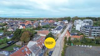 Ontdek dit instapklare gelijkvloers appartement gelegen op een toplocatie, op wandelafstand van strand, zee.<br /><br />Dit recente appartement combineert moderne afwerking met praktisch comfort. Dankzij de energiezuinige installaties (centrale verwarming op aardgas, dubbel glas en een gunstig EPC-label B) geniet je van lage energiekosten.<br /><br />Binnenin verwelkomt een lichtrijke leefruimte je met een open keuken die volledig uitgerust is met toestellen. Twee volwaardige slaapkamers bieden toegang tot het zonnig terras. De badkamer met douche en lavabomeubel en een handige berging met cv-installatie zorgen voor extra comfort en praktische opbergruimte.<br /><br />Verder beschikt het appartement over elektrische rolluiken, pvc-ramen met dubbel glas en tegelvloeren in alle ruimtes – onderhoudsvriendelijk en stijlvol.<br /><br />Of je nu op zoek bent naar een vaste woonst, een tweede verblijf aan zee of een investering met potentieel, dit appartement heeft het allemaal.<br /><br />Mis deze kans niet en plan vandaag nog je bezoek! <br />Neem voorsprong met een vrijblijvende en gratis schatting van uw eigendom via: http://www.residentievastgoed.be/gratisonlineschatten<br /><br />EPC: 150 kWh/m² - Label B