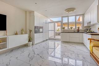 Bent u op zoek naar een royale woning waar comfort, stijl en ruimte centraal staan? Dan is deze prachtige gerenoveerde eengezinswoning in het hart...