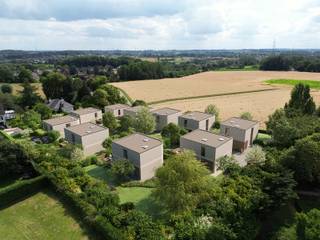 <p><strong>10 exclusieve woningen Te Koop</strong><br /><strong>Lindenberg 9, 1700 DILBEEK</strong></p>
<p><strong>✦ Aankoop aan slechts 6% btw ✦</strong></p>
<p>Parkhof Lindenberg is een exclusief nieuwbouwproject met slechts tien vrijstaande gezinswoningen op een bijzondere locatie in Dilbeek, met uitzicht over de vallei en het open landschap van het Pajottenland. De verfijnde architectuur, hoogwaardige materialen en zorgvuldige afwerking zorgen voor een tijdloze uitstraling en een hoog wooncomfort.</p>
<p>Dankzij de privatieve, ondergrondse parkeermogelijkheden blijft de woonomgeving rustig en verkeersluw; een fijne, familiale plek waar gezinnen alle ruimte krijgen om te leven en kinderen veilig kunnen opgroeien.</p>
<p>Een plek om thuis te komen, tot rust te komen en tegelijk dicht bij alles te blijven, met Brussel op amper enkele minuten afstand.</p>
<p><strong>Profiteer van het voordelige btw-tarief van 6%. Een unieke kans om nieuw te bouwen tegen een sterk verlaagde kostprijs.</strong></p>
<p><strong>Meer weten?</strong><br />Ontdek het project op https://immoaccenta.be/nl/nieuwbouw/7909421-parkhof-lindenberg/of neem contact met ons op via info@immoaccenta.be of 053 41 57 92.</p>