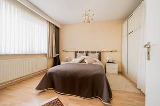 <h3><span>Op te frissen penthouse met ruim terras in het hart van Wilrijk</span></h3><p><span>Bent u op zoek naar een penthouse met potentieel, een centrale ligging én een uitzonderlijk ruim dakterras? Dan is dit appartement op de bovenste verdieping zeker een bezoek waard.</span></p><p><span>Via de inkomhal komt u terecht in de lichtrijke woonkamer, die dankzij de grote raampartijen geniet van een aangename lichtinval. Aansluitend bevindt zich de praktische keuken.</span></p><p><span>Via de nachthal bereikt u de twee slaapkamers, de badkamer, het afzonderlijke toilet en de technische berging. De indeling biedt een uitstekende basis voor wie het appartement graag naar eigen smaak wenst op te frissen.</span></p><p><span>De absolute troef van dit appartement is zonder twijfel het ruime, zuidgerichte dakterras van ca. 34 m², waar u in alle rust kan genieten van de zon en een open uitzicht over de omgeving. </span></p><p><span>Met een bewoonbare oppervlakte van ongeveer 77 m² biedt dit penthouse een aangename woonbeleving op een centrale locatie. </span></p><p><span>Dankzij de uitstekende ligging bevinden winkels, scholen, openbaar vervoer en belangrijke invalswegen zich op korte afstand. Bovendien beschikt het gebouw over een gemeenschappelijke fietsenberging en is er de mogelijkheid om een garage onder het gebouw te huren. </span></p><p><span>Vraagprijs: € 245.000</span></p><p><span>Een interessante opportuniteit voor starters, investeerders of kopers die op zoek zijn naar een penthouse met een ruim terras en tal van mogelijkheden op een toplocatie in Wilrijk.</span></p>