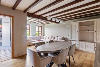 <p>Wonen in een rustige, residentiële wijk in Weerde? Dat kan! Deze goed onderhouden 3-gevelwoning, gelegen op een perceel van 380m², is op zoek naar een nieuwe eigenaar. De woning werd gebouwd in 1986 en werd steeds met de nodige zorg onderhouden.</p>
<p>Via de inkomhal, met toegang tot een apart toilet, betreed je de woning. Van hieruit kom je in de gezellige leefruimte en de geïnstalleerde keuken. Aansluitend aan de leefruimte bevindt zich een bureau of slaapkamer op het gelijkvloers van ca. 10 m². Aan de achterzijde van de woning vind je een veranda, ideaal om tijdens het tussenseizoen aangenaam te vertoeven.</p>
<p>Op de eerste verdieping bevinden zich drie ruime slaapkamers, een extra bergruimte en een recent gerenoveerde badkamer uitgerust met een ligbad, douche, dubbele lavabo en toilet. Daarnaast is er een bergzolder van ca. 20 m² aanwezig.</p>
<p>Verder beschikt de woning over een inpandige garage en een aangename tuin met overdekt terras en tuinhuis.</p>
<p>De woning is momenteel verhuurd en beschikbaar mits inachtneming van de lopende huurovereenkomst.</p>
<p>Ben je benieuwd en wens je graag een bezoek? Contacteer ons via 015 68 26 08 of info@imperiavastgoed.be</p>