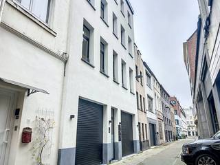 Nieuwbouw duplex te huur in Oostende voorzien van slaaphoek en 1 slaapkamer. Dit appartement is gelegen op derde verdieping van een...