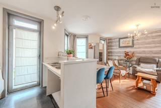 <p>Ontdek dit charmante en instapklare 1-slaapkamerappartement op een topligging, op wandelafstand van het historische centrum van Brugge. Dankzij de vlotte verbinding naar de expressweg en de E40 geniet u hier van een perfecte combinatie van rust en bereikbaarheid.</p>
<p>Het appartement verwelkomt u via de inkomhal en leidt naar een lichtrijke leefruimte met open keuken. Verder beschikt het over een praktische berging/wasplaats, een badkamer met douche en meubel, en een aangenaam zonneterras.</p>
<p>Extra troeven zijn de aanwezigheid van een lift in het gebouw, dubbele beglazing en energiezuinige vloerverwarming voor optimaal comfort.</p>
<p>Een autostaanplaats op het domein is eveneens beschikbaar.</p>
<p>Interesse? Contacteer ons vandaag nog voor meer informatie of een bezoek op 0477 03 03 03.</p>