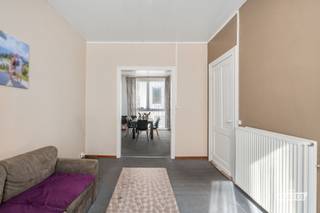 Op zoek naar een interessante eigendom in Blankenberge? Deze duplex combineert een centrale ligging met een aangename indeling en bevindt zich in een kleinschalige residentie. Een eigendom met potentieel voor zowel eigen gebruik als investering.<br /><br />Gelegen op de tweede verdieping verwelkomt de duplex je in de leefruimte, waar voldoende plaats is voor een ruime zetel en televisie. Deze ruimte vloeit naadloos over in de gezellige eetplaats met open keuken, voorzien van alle hedendaagse noden. Op het tussenverdiep bevindt zich de badkamer die beschikt over een douche, enkele wastafel en een toilet. Een verdieping hoger beschikt de woning over twee ruime slaapkamers. Tot slot is er een praktische zolderruimte aanwezig die bijkomende mogelijkheden biedt.<br /><br />Dankzij de ligging in de Vrijheidsstraat bevind je je centraal in Blankenberge, met winkels, horeca, het centrum en de kust binnen handbereik. Bovendien is er door het EPC-label D geen renovatieplicht, wat deze duplex extra interessant maakt voor wie zonder grote renovatiewerken wil investeren.<br /><br />Interesse in deze duplex te koop in Blankenberge? Vraag vandaag nog je bezoek aan bij Immo Francois en ontdek de mogelijkheden van deze eigendom.<br /><br />Denk je eraan om je woning in Blankenberge te verkopen? Neem vrijblijvend contact op met Iben van Immo Francois in Blankenberge voor een gratis schatting via iben@immofrancois.be.<br /><br />