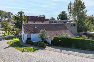 Unieke opportuniteit: gerenommeerd restaurant mét moderne woning (bj. 2005) op een prachtige pittoreske locatie aan de Plassendalevaart in Oostende (grens Oudenburg).<br /><br />🏡 Woning <br />* 3 slaapkamers<br />* Ruime leefruimte &amp; volledig uitgeruste keuken<br />* Moderne badkamer<br />* Aparte ingang – privacy gegarandeerd<br />* Tuin met groen uitzicht<br />* Energiezuinig en instapklaar<br /><br />🍴 Restaurant<br />* Karaktervolle horecazaak met uitstekende reputatie - <br />* Instapklaar – volledig ingerichte keuken en zaal (26 zitplaatsen)<br />* Terras met zicht op het water <br />* Opslagruimtes, kelder, sanitair en personeelsruimte<br />* Private parking voor klanten<br /><br />📍 Locatie<br />* Gelegen aan het water in het charmante Plassendale<br />* Vlot bereikbaar via E40 en nabij Oostende centrum<br />* Toeristische trekpleister – ideale commerciële ligging<br /><br />💡 Ideaal voor wie wonen en werken wil combineren, of als investering (verhuur woning of uitbating restaurant).<br /><br />📞 Meer info of een bezoek? Contacteer ons vandaag 059250590