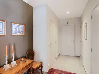 In de Gasthuisstraat, op 200 m van de Grote Markt, in Poperinge vinden we prachtig afgewerkt appartement terug. Het is gelegen op de eerste verdieping en vlot bereikbaar met de lift. Het volledige appartement is kwalitatief geschilderd en voorzien van gordijnen, rolluiken, ingemaakte kasten en lichtarmaturen.<br /><br />* Verdieping +1:<br />- ruime inkomhal<br />- apart toilet<br />- eerste slaapkamer (11 m²)<br />- bureau en dressing (10 m²)<br />- lichtrijke leefruimte (33 m²)<br />- balkon (3 m²) vooraan<br />- halfopen keuken (13 m²) uitgerust met een dubbele spoelbak, keramische kookplaat met dampkap, microgolf en oven, vaatwasser en koelkast<br />- zeer ruim zuidoost-gericht terras (30 m²) met kleine bergruimte<br />- nachthal<br />- wasplaats/berging (5 m²)<br />- badkamer (5 m²) voorzien van een toilet, dubbele wastafel, ingemaakte kasten en inloopdouche<br />- tweede slaapkamer (13 m²)<br /><br />* Gelijkvloers 0:<br />- gemeenschappelijke inkomhal<br />- inbegrepen garage met automatische poort<br /><br />* Verdieping -1:<br />- privatieve kelderberging (4 m²)<br /><br />=> EPC-label A<br />=> Beschikbaar vanaf 1/09/2026