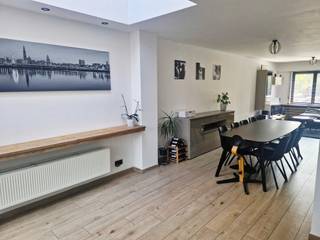 Deze volledig gerenoveerde woning combineert moderne afwerking, ruimte en comfort op een centrale maar rustige ligging in Boom.De woning werd de...