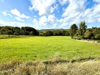 Bouwgrond van 5929m2 met een UNIEK ZICHT! Deze bouwgrond is prachtig gelegen, genietend van de magnifieke uitzichten op groen. <br />Een perceelbreedte van 55m, bebouwbare oppervlakte van maar liefst 400m2! 2 loten bouwgrond met achterliggende weide (tevens toegang via andere straat). <br /><br />Een UNIEKE KANS voor wie op zoek is nr RUST en privacy met prachtige zichten op groen.