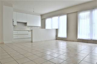 <p><span>Instapklaar gelijkvloers appartement met garage</span></p><p><span>Dit instapklare gelijkvloers appartement is gelegen in het centrum van Appels en werd recent geschilderd . Dankzij de gelijkvloerse ligging, de aangename lichtinval, de aanwezigheid van een garage en de praktische indeling is dit een comfortabele woonst die meteen kan worden betrokken.</span></p><p><span>Via de inkomhal kom je in de zeer lichtrijke leefruimte met open, ingerichte keuken. De keuken is uitgerust met een dampkap, fornuis, combi-oven, koelkast en dubbele spoelbak en sluit aan op een gezellige toog met vier krukken. Aansluitend bevindt zich een ruime berging met plaats voor een wasmachine.</span></p><p><span>Het appartement beschikt over twee slaapkamers van respectievelijk ca. 15 m² en 12 m². De badkamer is uitgerust met een heerlijk bubbelbad. Verder is er een afzonderlijk toilet.</span></p><p><span>Een grote meerwaarde is de bijhorende garagebox. Daarnaast beschikt het appartement over een private kelder en is er een gemeenschappelijke fietsenberging beschikbaar.</span></p><p><span>Een praktische en comfortabele woonst op een centrale ligging, ideaal voor wie op zoek is naar een instapklaar appartement met voldoende bergruimte en een eigen garage.</span></p><p><span>Onmiddellijk beschikbaar.</span></p><p><span>Huurprijs: 850/maand + 60 gemeenschappelijke kosten.</span></p><p><span>Voor verdere info of bezoek ter plaatse contacteer Immo Twins op het nummer 052/55.55.55 of via info@immotwins.be</span></p>