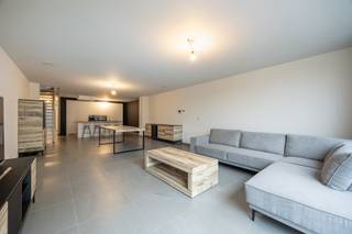 <p>Deze woning werd in 2019-2020 volledig gerenoveerd, van ondervloeren tot muren, daken en isolatie. Stap binnen en ervaar het comfort en de uitstraling van een nieuwbouwwoning. De woning is prachtig gelegen aan de rand van natuurgebied De Roomkouter. Via de achteruitweg achteraan de tuin — bijzonder handig voor fietsen — heeft u bovendien direct toegang tot het natuurgebied.</p>
<p><strong>Indeling</strong><br /><strong>Gelijkvloers</strong> Inkomhal (5m²). Apart gastentoilet. Praktische berging/wasplaats (11m²). De leefruimte en keuken (60m²) vormen één lichtrijk geheel met een magnifiek zicht op de zuid gelegen tuin en het achterliggende natuurgebied.</p>
<p><strong>1e Verdieping</strong> <br />Ruime slaapkamer (20m²). Royale badkamer voorzien van alle hedendaags comfort, waaronder een ligbad, inloopdouche, toilet en dubbele wastafel (12m²).</p>
<p><strong>2e Verdieping</strong> <br />Ruime nachthal (10m²) en twee volwaardige, comfortabele slaapkamers (12-9m²).</p>
<p><strong>Extra</strong> <br />Uitgerust met een ventilatiesysteem, warmtepomp, vloerverwarming en airconditioning op de slaapkamers. Het gunstige E-peil bevestigt dat de woning ruimschoots voldoet aan de huidige energienormen. Parkeergelegenheid vlakbij en als absolute troef: de achteruitweg met directe toegang tot de natuur.</p>