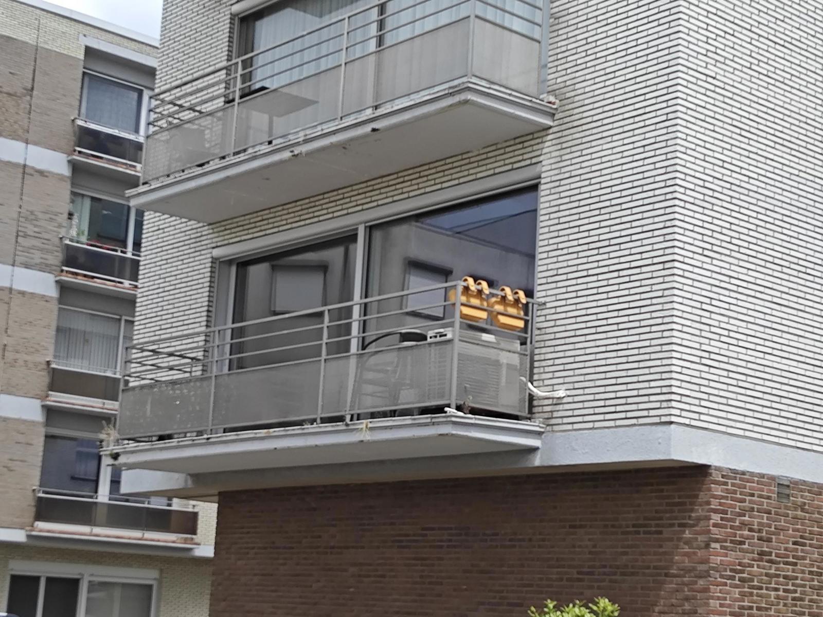 Sfeervol gerenoveerd appartement met terras en parking! - foto 5