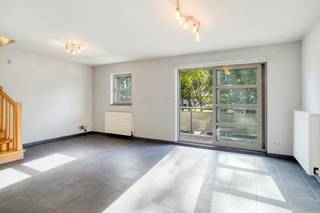 Welkom op Hoogveld 22 bus 1 te Heusden-Zolder, hier vindt u dit verrassend ruime appartement uit het bouwjaar 2002. Met een bewoonbare oppervlakte van 100 vierkante meter, een praktische indeling en een gunstig energielabel B, biedt deze woning alle modern comfort.<br /><br />Indeling van de woning:<br />Bij het binnentreden van het appartement komt u terecht in de inkomhal met een apart toilet. Vanuit de hal stapt u in de gezellige leefruimte met een open keuken. Aansluitend aan de leefruimte bevindt zich het aangename terras, waar u heerlijk kunt ontspannen.<br /><br />Op de eerste verdieping bevinden zich twee volwaardige slaapkamers en een net onderhouden badkamer.<br /><br />Via de vaste trap bereikt u de tweede verdieping. Hier bevindt zich de derde ruime slaapkamer, samen met een zeer praktische aparte opbergruimte.<br /><br />In de kelderverdieping beschikt u bovendien over een privatieve berging, ideaal voor het stockeren van extra spullen.<br /><br />Parkeergelegenheid:<br />Hoewel er geen privatieve parkeerplaats bij het appartement hoort, ligt er direct voor het gebouw een zeer grote openbare parking waar u gratis gebruik van kunt maken. Door de ruime hoeveelheid parkeerplaatsen is er altijd een plekje vrij vlak voor de deur.<br /><br />Locatie en omgeving:<br />Het pand is uitstekend gelegen in de gezellige en rustige buurt Boekt (Heusden-Zolder). In de directe nabijheid vindt u diverse faciliteiten zoals scholen, supermarkten, lokale winkels en sportvoorzieningen. Bovendien geniet u van een uitstekende bereikbaarheid: de op- en afritten van de snelweg bevinden zich op slechts enkele minuten rijden, wat zorgt voor een vlotte verbinding naar omliggende steden.<br /><br />Troeven op een rij:<br />- Bewoonbare oppervlakte van 100 vierkante meter<br />- Drie volwaardige slaapkamers<br />- Energiezuinig met energielabel B (143 kilowattuur per vierkante meter per jaar)<br />- Gezellig terras aan de leefruimte<br />- Privé kelderberging<br />- Altijd gratis parkeergelegenheid voor de deur<br />- Vlak bij faciliteiten en belangrijke invoerwegen<br /><br />Wens je deze woning zelf te ontdekken? Neem dan snel contact op voor een bezichtiging!<br /><br />Bestuursmaatregelen in het maatregelenregister: nee