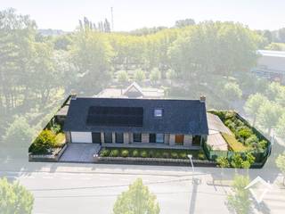 Deze woning heeft een bewoonbare oppervlakte van 331m2 en bestaat uit: oprit - ruime inkomhal met gastentoilet - lichtrijke living met parketvloer en een rechtstreekse toegang tot terras en tuin - keuken - koele berging - wasplaats - 2 slaapkamers op het gelijkvloers - 1 badkamer op het gelijkvloers - grote dubbele garage. <br /><br />Op de eerste verdieping zijn er 2 slaapkamers en 1 badkamer. Alsook is er een grote polyvalente ruimte die kan dienst doen voor een aparte woonruimte voor de kinderen, bureauruimte, hobbyruimte, kangoeroewoning.<br /><br />Troeven van deze woning:<br />- EPC label B<br />- zonnepanelen aanwezig<br />- zonneboiler<br />- warmtepompinstallatie<br />- thuisbatterij aanwezig<br />- goedgekeurd attest elektriciteit aanwezig<br />- 20 000 liters regenwater (2 putten van 10 000 l)<br /><br />Heeft u interesse in deze ruime woning? Contacteer ons en plan uw bezoek in.