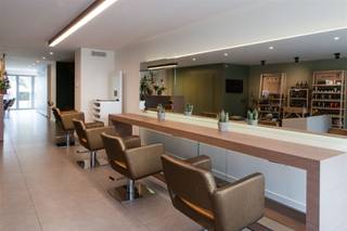 <p><span>Joli local commercial, actuellement aménagé en salon de coiffure, idéalement situé dans un quartier commerçant de premier choix, en plein centre de Putte.</span></p><p><span> </span></p><p><span>Ce bâtiment récent a été construit en 2013-2014 et a été aménagé avec des matériaux de très haute qualité. Grâce à sa surface utile spacieuse, ce local commercial offre de nombreuses possibilités. De grandes baies vitrées, tant à l'avant qu'à l'arrière, assurent une excellente luminosité. Le local commercial a une superficie de</span><span> XXX</span><span> </span><span>m² et dispose, en plus de l'espace de vente, d'un débarras pratique avec kitchenette et de toilettes pour les clients. À l'arrière, vous pourrez profiter de l'extérieur sur la terrasse orientée sud avec un petit jardin.</span></p><p><span> </span></p><p><span> </span></p><p><span>Une place de parking souterraine peut être achetée en supplément si vous le souhaitez.</span></p><p><span> </span></p><p><span>Venez découvrir les atouts de ce bien sur place et prenez rendez-vous : 015/755 444 ou <span>info@immovercammen.be</span></span></p><p><span>Disponible à partir d'octobre 2026.</span></p><p><span> </span></p>