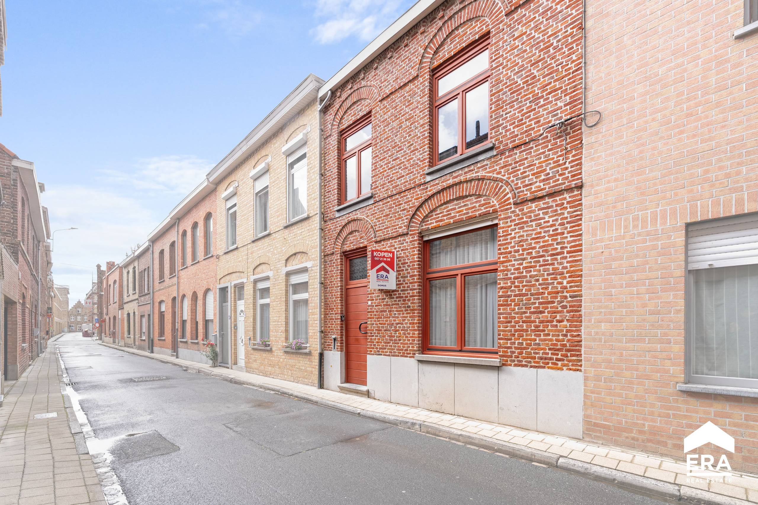 Woning met 4slpk en stadskoer in centrum Ieper - foto 1