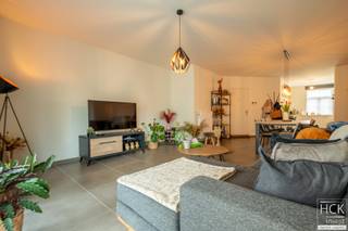 <strong>De ligging</strong><br />Dit recent en energiezuinig appartement is gelegen op de <strong>gelijkvloerse verdieping</strong> van residentie "Emka", een <strong>stijlvol gebouw pal in het centrum van Kruishoutem</strong>. Het gebouw situeert zich in een zijstraat van het centrum, rustig en toch zeer centraal gelegen! Er is een vlotte bereikbaarheid tot het op- & afrittencomplex van de E17 (afrit 6 Kruishoutem) alsmede diverse verbindingswegen. <br /><br /><strong>De indeling</strong><br />Grote lichtrijke living met toegang tot terras - volledig geïnstalleerde keuken - aparte berging met aansluiting voor wasmachine/droogkast - slaapkamer 1 - slaapkamer 2 - badkamer met wastafel en douche - apart toilet;<br />Er is een garagebox met automatische poort inbegrepen in de huurprijs;<br />Een gemeenschappelijke fietsberging is ter beschikking.<br /><br /><strong>Kenmerken</strong><br />- Bewoonbare oppervlakte: 98 m²<br />- CV op aardgas<br />- EPC: 84 kWh/m² jaar - A-label<br /><br /><strong>Troeven</strong><br />- rustig doch centraal gelegen!!<br />- recent appartement!!<br /><strong>- groot terras!!<br />- energiezuinig!!</strong><br /><br />Beschikbaarheid: 01/01/2027<br /><br />Gemeen. kosten: 50,00 EUR / maand<br /><br />Voor meer informatie of een bezoek ter plaatse, reageer via het contactformulier of stuur naar info@hckinvest.be