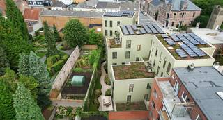 <strong>Ligging</strong><br /><br />Trevo4 bevindt zich op een unieke locatie aan het Liedtspark en het cultureel centrum De Woeker, in het levendige stadscentrum van Oudenaarde.<br /><br />Winkels op wandelafstand, culturele evenementen aan de overkant van de straat en een uitstekende bereikbaarheid via het openbaar vervoer (bus en trein), fietsroutes en invalswegen.<br /><br /><strong>Duurzaam - Energiezuinig - Kwaliteitsvol</strong><br /><br />Bij Trevo4 staat duurzaamheid en kwaliteit centraal. De appartementen zijn ontworpen met de modernste technologieën en materialen, wat zorgt voor een comfortabele leefomgeving en financiële voordelen voor de bewoners. Het project heeft een kwalitatieve E-waarde, wat zorgt voor een zeer energiezuinige woonervaring. Elke ruimte wordt opgeleverd met materialen en afwerkingen van de hoogste kwaliteit, waardoor een luxueuze en duurzame woonervaring wordt gegarandeerd.<br /><br />Trevo4 bestaat uit 20 appartementen, een mix van 1, 2 en 3 slaapkamer appartementen met terassen. Het project beschikt verder over 22 ondergrondse private parkeerplaatsen, 22 privatieve kelderbergingen en fietsbergingen.<br /><br />Er zijn twee commerciële ruimtes.<br /><br />Reeds 25% verkocht! Aankoop aan 6% BTW mogelijk indien de koper aan de voorwaarden voldoet.<br />Nieuw voor investeerders : het 6% BTW-tarief geldt nu ook voor aankopen die gedurende 15 jaar verhuurd worden (onder de toepasselijke wettelijke voorwaarden). Dat verlaagt de aankoopkost en kan uw netto-rendement aanzienlijk verbeteren.<br /><br />Contacteer Krista voor meer informatie op 0470707226.