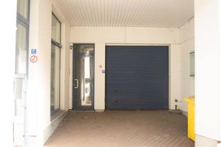 <p><span>Dit veelzijdige gebouw biedt tal van mogelijkheden en beschikt over zeer ruime oppervlakten op elke verdieping.</span></p><p><span> </span></p><p><span>Op het gelijkvloers bevindt zich een royaal handelspand met een garage, koer, toilet en keuken. Dankzij de grote oppervlakte kan deze verdieping tevens worden omgevormd tot een garagecomplex met plaats voor minstens vijf wagens.</span></p><p><span> </span></p><p><span>De eerste verdieping is eveneens bijzonder ruim en beschikt reeds over een ingebouwde keuken in een ruimte die groot genoeg is om als comfortabele leefruimte te dienen. Verder bevinden zich op deze verdieping nog twee ruime kamers die perfect kunnen worden ingericht als slaapkamers, evenals voldoende ruimte voor de aanleg van een badkamer.</span></p><p><span> </span></p><p><span>De tweede en derde verdieping vormen momenteel samen een ruim duplexappartement. Op de tweede verdieping bevindt zich een grote leefruimte met open keuken en een praktische berging. Hier vindt u bovendien een ruime badkamer met ligbad en toilet. Op de bovenste verdieping bevinden zich nog twee grote slaapkamers.</span></p><p><span> </span></p><p><span>Dankzij de indeling en de beschikbare oppervlakte biedt dit gebouw een uitstekende opportuniteit voor herontwikkeling. Het kan relatief eenvoudig worden opgesplitst in twee ruime appartementen, waarbij de eerste verdieping één volwaardige woonentiteit vormt en de tweede en derde verdieping samen een tweede appartement vormen.</span></p><p><span>Een eigendom met uitzonderlijk veel potentieel, zowel voor investeerders als voor wie wonen en werken wil combineren.</span></p><p><span> </span></p>