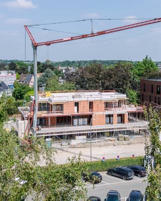 <p><span>MERELBEKE -</span><span> Ontdek "Perron19" in het charmante Merelbeke, een urban villa met 5 ruime nieuwbouw appartementen.</span></p><p><span> </span></p><p><span>De belangrijkste troeven:</span></p><ul><li><span>Gelegen aan een bruisende heraangelegde site 'Tramstelplaats'</span></li><li><span>Optimaal wooncomfort - energievriendelijk</span></li><li><span>Groen en duurzaam karakter</span></li><li><span>Grote raampartijen en ruime terrassen</span></li><li><span>Mogelijkheid aankoop ondergrondse parking en kelderberging</span></li><li><span>Kleinschalig project - 5 woonunits </span></li></ul><p><span> </span></p><p><span>Deze ontwikkeling combineert eigentijdse architectuur met een serene groene omgeving, waardoor het de perfecte plek is voor wie op zoek is naar een harmonieuze woonervaring.</span></p><p><span> </span></p><p><span>Gelegen in een rustige buurt, biedt </span><span>Perron 19 </span><span>een luxueuze leefomgeving </span><span>met ruime terrassen en grote ramen</span><span> die zorgen voor overvloedig natuurlijk licht. <br />De strakke lijnen en moderne afwerking zorgen voor een verfijnde uitstraling die perfect aansluit bij de omringende natuur.</span></p><p><span> </span></p><p><span>Met aandacht voor duurzaamheid en comfort zijn de appartementen uitgerust </span><span>met hoogwaardige materialen en moderne technologieën </span><span>(geothermisch warmtepomp, ventilatiesysteem D+, zonnepanelen)<br />De</span><span> open keuken en ruime woonkamers</span><span> creëren een uitnodigende sfeer, perfect voor zowel ontspanning als entertainment.</span></p><p><span><br />De nabijheid </span><span>van lokale voorzieningen</span><span>, winkels en openbaar vervoer maakt het dagelijks leven eenvoudig en aangenaam. Perron 19 biedt niet alleen een prachtige woonruimte, maar ook een gemeenschap waarin elke dag een genot is.</span></p><p><span><br />Ervaar de perfecte balans tussen stedelijk gemak en natuurlijke schoonheid bij Perron 19 in Merelbeke. <br /><br />Mis deze unieke kans niet om deel uit te maken van dit bijzondere project. Contacteer Axel Lenaerts Gent voor meer info! </span></p><p><span> </span></p>