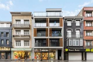 <p><span>Klassevol project op een centraal gelegen toplocatie. </span></p><p><span>Nieuwbouwresidentie SCARPA is gelegen in de Kerkstraat. </span></p><p><span>De locatie van dit project is echt de perfecte uitvalsbasis als u wenst te genieten van de zee, restaurants en winkels binnen een perimeter van 100m. </span></p><p><span>De kleinschalige residentie bestaat uit 1 handelszaak en 8 appartementen waarvan appartementen met 1 en 2 slaapkamers en een luxueus duplex-appartement met ruim terras.  </span></p><p><span>Op de eerste verdieping bevinden zich 2 appartementen met een voor- en achterterras.  </span></p><p><span>De residentie is zuid-westgeoriënteerd.</span></p><p><span>De moderne afwerking, gevelbreedte van meer dan 4m en praktische indeling maken dit project compleet.</span></p><p><span>Er wordt gewerkt met kwalitatieve materialen dit aan de hand van het lastenboek. </span></p><p><span>Fietsenberging in het gebouw. Mogelijkheid tot aankoop ruime privatieve kelder. </span></p><p><span> </span></p><p><span>Oplevering voorjaar 2025. Prijzen vanaf €260.000*. </span></p><p><span> </span></p><p><span>Koop nu aan 6% BTW!</span></p><p><span> </span></p><p><span>Op de website kan u het ganse aanbod raadplegen.</span></p><p><span> </span></p><p><span>*Neem contact op met ons kantoor om de bijkomende kosten en voorwaarden te kennen. </span></p><p><span> </span></p><p><span> </span></p><p><span> </span></p><p><span> </span></p>