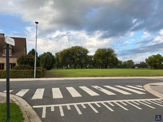 <p><span>LOT 1 - UNIEKE KANS : 2 UITZONDERLIJK GROTE BOUWGRONDEN VOOR HOB OP EEN ABSOLUTE TOPLOCATIE!</span></p><p><span> </span></p><p><span>Bent u op zoek naar de perfecte plek voor uw toekomstige thuis? Zoek dan niet verder. </span></p><p><span>Grote percelen zijn in Melsele vandaag de dag een absolute zeldzaamheid geworden. </span></p><p><span> </span></p><p><span>Wij bieden u dan ook een exclusieve kans: </span><span>twee prachtig gelegen bouwgronden voor halfopen bebouwing (HOB)</span><span> met oppervlaktes die u in deze regio nog maar zelden tegenkomt. </span></p><p><span>Hier geniet u van een landelijke, rustige omgeving én een uitstekende bereikbaarheid.</span></p><p><span> </span></p><p><span>De troeven op een rij:</span></p><p><span> </span></p><ul><li><span>Ideale toplocatie</span><span>: Gelegen in een rustige, landelijke omgeving waar kinderen nog veilig buiten kunnen spelen en u kunt genieten van de natuur.</span></li></ul><p><span> </span></p><ul><li><span>Uitstekende bereikbaarheid</span><span>: Ondanks de rustige ligging bevindt u zich in no-time in Antwerpen-stad of op de belangrijkste invalswegen. Woon-werkverkeer of een snelle boodschap? Alles is dichtbij.</span></li></ul><p><span> </span></p><ul><li><span>Royale oppervlaktes</span><span>: Kies de ruimte die bij u past:</span></li></ul><p><span> </span></p><p><span>-> Lot 1 (14a)</span><span>: Een royaal perceel van maar liefst 895 m² met een perceelbreedte van 11,40 m en max. bouwbreedte van 8,5 m.</span></p><p><span> </span></p><p><span>       -> Lot 2 (14b)</span><span>: Een prachtig perceel van 840 m² met een perceelbreedte van 12 m een een max.</span></p><p><span>      bouwbreedte van 8,5 m.</span></p><p><span> </span></p><ul><li><span>Zorgeloze start</span><span>: De huidige woning op het terrein wordt door de eigenaar afgebroken. Beide percelen worden volledig bouwrijp opgeleverd, zodat u direct kunt starten met het realiseren van uw droomwensen.</span></li></ul><p><span> </span></p><p><span>Dankzij de royale breedte en diepte van de percelen geniet u van maximale architecturale vrijheid voor uw halfopen bebouwing én houdt u een heerlijk grote, diepe tuin over.</span></p><p><span>Wacht niet te lang!  Het aanbod van dergelijke grote bouwgronden in deze gezochte regio is uiterst schaars. Dit is het moment om uw slag te slaan.</span></p><p><span> </span></p><p><span>Uw kans op een droomwoning.  Of u nu houdt van een moderne, strakke architectuur of een tijdloze, landelijke stijl: deze percelen bieden de perfecte basis voor een riante halfopen bebouwing met een heerlijk grote tuin.</span></p><p><span> </span></p><p><span> </span></p><p><span>Wenst u graag meer info? </span></p><p><span>Gelieve ons dan te contacteren op het nummer 03 775 41 88 of mail naar <span>christel@vastgoed-smet.be</span></span><span>           </span><span><span>www.vastgoed-smet.be</span></span></p><p><span> </span></p><p><span>De verstrekte gegevens/informatie (zowel online als gedrukt) worden vrijblijvend verstrekt, enkel ter inlichting, zonder contractuele verbintenis of garantie van onzentwege en kunnen op ieder ogenblik gewijzigd worden</span></p><p><span> </span></p>