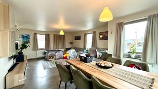 Dit stijlvolle duplex appartement bevindt zich op de eerste en tweede verdieping biedt alles wat u nodig heeft!<br /><br />De eerste verdieping omvat een inkomhal met gastentoilet, een ruime en lichtrijke leefruimte, een kwaliteitsvol ingerichte keuken met alle toestellen en een praktische berging met aansluiting voor wasmachine. Vanuit de leefruimte heeft u toegang tot het ruime, zonnige terras — perfect om te ontspannen.<br /><br />Op de tweede verdieping bevindt zich de nachthal met toegang tot twee volwaardige slaapkamers, een badkamer met ligbad en een apart toilet.<br /><br />Dit appartement is rustig, maar toch centraal gelegen. <br /><br />Geen lift aanwezig, geen gemeenschappelijke kosten, en beschikt bovendien over een waterontharder voor extra comfort.<br /><br />Beschikbaar vanaf 15/01/2026