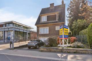 Te moderniseren villa met achterliggende atelier van 300m², op een toplocatie vlakbij de Ring, het centrum, scholen, winkels, UZ Jette,...