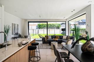 Op een prachtige en rustige locatie in Beerzel, vlakbij het centrum, winkels, scholen en openbaar vervoer, bevindt zich deze energiezuinige nieuwbouwwoning (BEN) met 3 volwaardige slaapkamers. De woning combineert privacy en groen uitzicht met de voordelen van modern wonen volgens de strengste energienorm: Bijna Energie Neutraal (E-peil < 20). Bovendien afgewerkt met bijzonder veel oog voor kwaliteit en detail, wat haar een duidelijke meerwaarde geeft ten opzichte van de klassieke nieuwbouwwoningen.<br /><br />Deze stijlvolle halfopen bebouwing wordt uitgerust met een warmtepomp, vloerverwarming, zonnepanelen, een volledig ingerichte keuken en een moderne badkamer.<br /><br />We betreden de woning via de inkomhal met vestiaire en gastentoilet. De lichtrijke leefruimte biedt plaats voor een gezellige zithoek en een aparte eetruimte. De open keuken is mooi geïntegreerd en voorzien van kwalitatieve toestellen. Vanuit de leefruimte heeft u toegang tot het ruime terras en de zonnige tuin, waar u in alle rust en privacy kunt genieten. Op het gelijkvloers vindt u tevens een praktische berging naast de keuken. Op de eerste verdieping geeft de nachthal toegang tot drie volwaardige slaapkamers. Eén van de slaapkamers beschikt over een ensuite badkamer, uitgerust met een dubbele lavabo, inloopdouche en ligbad. De twee overige slaapkamers delen een badkamer met inloopdouche, waarbij elk van de kamers beschikt over een eigen lavabo. Verder is er op deze verdieping nog een apart toilet voorzien.<br /><br />Dit is een uitstekende opportuniteit als u op zoek bent naar een kwalitatieve nieuwbouw woning met 3 slaapkamers op een centrale locatie. Contacteer ons voor meer informatie op 0474/78 07 73 of neem een kijkje op www.boonstravastgoed.be.<br /><br />Bijzonderheden:<br />- Nieuwbouw<br />- Rustige ligging<br />- 3 slaapkamers