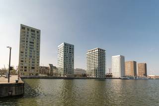 Energiezuinig 3 slaapkamer appartement met terras en spectaculair uitzicht op de Scheldebocht. Gelegen in een rustige woonomgeving, omgeven door dokken en op slechts enkele stappen van het MAS, het Park Spoor Noord en de Schelde. Ook het stadscentrum is vlakbij.<br />Verschillende supermarkten, diverse gezellige horeca en culturele hotspots in de onmiddellijke omgeving.<br /><br /><strong>Indeling:</strong><br />Woonkamer op parket; terras met namiddag- en avondzon; keuken met bijkeuken; 3 slaapkamers op parket; badkamer met ligbad en douche; aparte wc. <br /><br /><strong>Bijzonderheden:</strong>
<ul>
<li>Kelderberging inclusief.</li>
<li>Momenteel verhuurd. </li>
<li>Mogelijkheid tot aankoop autostaanplaats. </li>
</ul>