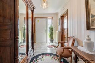 Deze halfopen woning is gebouwd in 1997 en is rustig gelegen op een perceel van 4a29ca langs de Nielerstraat in Dorne (Maaseik). <br /><br />De woning is als volgt ingedeeld: <br />- Kelder met verschillende berg-/hobbykamers en cv-ruimte <br />- Gelijkvloers met inkom, woonkamer, keuken, berging/wasplaats, apart toilet, badkamer en twee slaapkamers<br /><br />Daarnaast is het heerlijk vertoeven in de onderhoudsvriendelijke tuin met overdekt terras. De wagen kan men parkeren onder de aanwezig carport of in de vrijstaande garage die verschillende mogelijkheden biedt.<br /><br />EPC D (geen renovatieplicht)