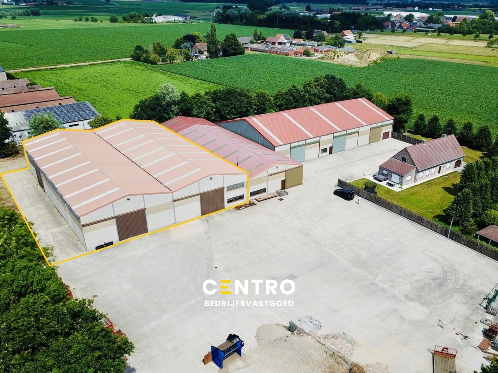 Instapklare MAGAZIJNEN (1.500m²), voorzien van 2 ROLBRUGGEN (5 ton) en geïntegreerde KANTOORRUIMTE met sanitaire voorzieningen. Op ambachtelijke zone te Wingene! - photo 1