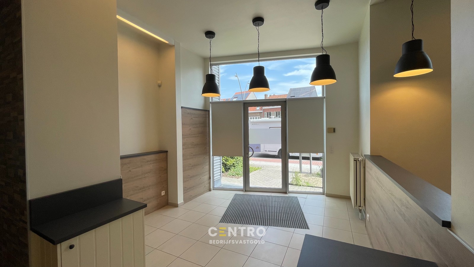Instapklare &amp; goed geïsoleerde KANTOORRUIMTE met ruime KELDER te huur, langs een strategische invalsweg van Brugge centrum. - photo 5