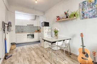 Op zoek naar een gezellige instapklare woning op een toplocatie?Deze gerenoveerde (2017) rijwoning ligt in een sfeervol, rustig en groen woonerf, midden het bruisende hart van Gent. Je woont hier op wandelafstand van historische trekpleisters, station Gent-Dampoort en het idyllische Portus Ganda. Dankzij de uitstekende bereikbaarheid, de nabijheid van water en alle voorzieningen binnen handbereik vormt deze woning een ideale woon- of investeringsopportuniteit. Mobiscore: 9,5/10EPC-score: CVentilatiesysteem B (2025)Indeling:- Gelijkvloers: inkomhal, ruime leefruimte met eetplaats en uitgeruste keuken, lichtrijke badkamer met regendouche en toilet- Eerste verdieping: twee volwaardige slaapkamers - Tweede verdieping: twee extra slaapkamers- Volledig onderkelderd met aansluiting voor wasmachine en zee aan opbergruimte.Extra troef: een ruim groenvak vooraan de woning dat naar eigen smaak kan worden ingericht, ideaal voor wie groene vingers heeft. De dynamische stadsomgeving en lopende stadsontwikkeling in de Dampoortzone versterken het toekomstpotentieel van deze locatie.Beschikbaar vanaf 1 september 2026.Plan je bezoek in via dewaele.comDe algemene voorwaarden van Dewaele DIY kunt u steeds raadplegen via dewaele.com.Bestuursmaatregelen in het maatregelenregister: nee