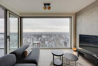 Ontdek dit exclusief en lichtrijk appartement gelegen op de 20ste verdieping van de iconische Antwerp Tower, in het hart van Antwerpen. Met een hoogwaardige afwerking, grote raampartijen en een indrukwekkend panoramisch uitzicht over de stad biedt dit appartement een unieke woonervaring op toplocatie. Dankzij de moderne inrichting, doordachte indeling en energiezuinig karakter (EPC A) combineert dit appartement comfort, luxe en stedelijk wonen op hoog niveau. Het appartement wordt gemeubeld verhuurd zoals op de foto's.<br /><br />GA NAAR WWW.DEBOERENPARTNERS.BE OM RECHTSTREEKS UW ONLINE AFSPRAAK IN TE PLANNEN<br /><br />Indeling:<br />Inkomhal<br />Zeer lichtrijke leefruimte met uitzonderlijk panoramisch zicht over Antwerpen<br />Open, volledig uitgeruste keuken met eiland en ontbijthoek<br />Eerste volwaardige slaapkamer met toegang tot terras<br />Moderne badkamer met inloopdouche en dubbele lavabo<br />Apart toilet<br />Tweede slaapkamer / bureau<br />Aangenaam inpandig terras met uniek uitzicht over de stad<br /><br />De leefruimte vormt zonder twijfel het absolute pronkstuk van dit appartement. Dankzij de vloer-tot-plafondramen geniet u van een overvloed aan natuurlijke lichtinval en een spectaculair uitzicht dat elk moment van de dag tot zijn recht komt. De stijlvolle open keuken sluit naadloos aan op de leefruimte en creëert een moderne en uitnodigende woonomgeving.<br /><br />Beide slaapkamers zijn praktisch ingericht en bieden flexibiliteit voor een koppel, klein gezin of wie extra ruimte wenst voor thuiswerk. Het inpandige terras vormt een aangename verlenging van de leefruimte en laat u in alle rust genieten van het uitzicht over de skyline van Antwerpen.<br /><br />Bijzonderheden:<br />Gemeubeld<br />EPC A<br />Vaste kosten: €250/maand<br />Onmiddellijk beschikbaar<br /><br />GA NAAR WWW.DEBOERENPARTNERS.BE OM RECHTSTREEKS UW ONLINE AFSPRAAK IN TE PLANNEN