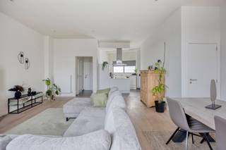 <p>Centraal gelegen en volledig gerenoveerde duplex aan de stadsrand van Tienen, afgewerkt met hoogwaardige materialen en oog voor detail. Op wandelafstand van winkels, scholen en openbaar vervoer geniet je hier van optimaal comfort en bereikbaarheid.</p><p>De indeling omvat een inkomhal met gastentoilet en een lichtrijke leefruimte met open, moderne keuken. Van hieruit heb je rechtstreekse toegang tot het terras en de privatieve staanplaats. Op de bovenverdieping bevinden zich twee bijzonder ruime slaapkamers en een volledig uitgeruste badkamer met alle hedendaags comfort. Bovendien beschikt het pand over een ruime kelder, ideaal voor extra stockage.</p><p>Extra troeven: EPC B, conforme elektriciteit en asbestvrij. Momenteel verhuurd aan een aantrekkelijke prijs, wat dit pand ook interessant maakt als vastgoedinvestering. Bovendien wordt ook het bovengelegen duplex (eveneens verhuurd) te koop aangeboden.</p><p> </p>