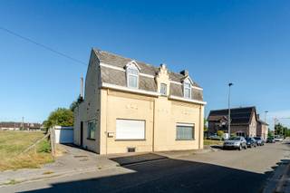 <p>Deze te renoveren woning is gelegen op een rustige locatie in Okegem, met een vlotte verbinding naar het centrum van Ninove en openbaar vervoer op wandelafstand.<br /><br />Op de gelijkvloerse verdieping bevinden zich de inkomhal, een gezellige leefruimte met eetplaats (46m²), een afzonderlijke keuken, een overdekte plaats en een praktische bergruimte. Achteraan de woning geniet u van een prachtige en ruime tuin, ideaal voor wie houdt van buitenruimte en groen.<br />De eerste verdieping beschikt over twee ruime slaapkamers (18 & 11m²) en een badkamer.<br /><br />Dankzij de rustige ligging, de vlotte bereikbaarheid en de ruime tuin biedt deze woning heel wat potentieel voor wie er zijn eigen thuis van wil maken.<br /><br />Er is een renovatieplichting van toepassing.</p>