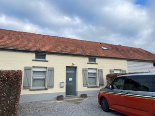 Gezellige woning met 2 slaapkamers en tuintje. Alles gelijkvloers!Indeling:Inkomhal, zeer ruime living met veel lichtinval, open ingerichte...