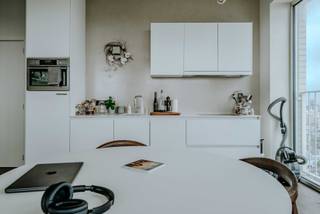 Dit high-end instapklare 1-slaapkamerappartement op de 16e verdieping van residentie "De Lichttoren" biedt een zeldzame combinatie van licht,...