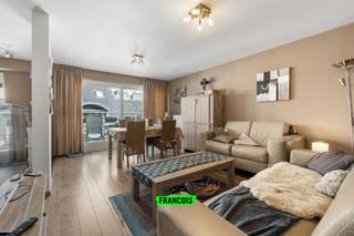 Dit ruime en lichtrijke appartement bevindt zich op de derde verdieping van een recente residentie, op een uitzonderlijk centrale locatie...