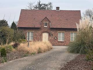 Deze uitzonderlijk charmante hoeve is ideaal voor wie op zoek is naar extra ruimte, zoals bergingen, garages en magazijnen.<br />Indeling: inkomhal met plaats voor vestiaire, apart toilet, bureauruimte of slaapkamer, gezellige woon- en eetkamer, badkamer met toilet en douche, ruime tweede slaapkamer, zeer ruime keuken, praktische berging voor stockage en een bijzonder ruime, sfeervolle veranda. Op het perceel bevinden zich bovendien twee ruime garages en een schuur met tal van mogelijkheden. De woning wordt omgeven door een mooie tuin. Oppervlakte 1600m². Voor meer informatie of een vrijblijvend plaatsbezoek: 0488/60.05.07.