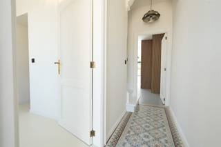 <p><span>Energetisch gerenoveerde woning met drie slaapkamers en een open zicht</span></p><p><span> </span></p><p><span>Deze karaktervolle , energetisch gerenoveerde gezinswoning is gelegen in de Bernardinnenstraat in Muizen. Een rustige, doodlopende woonwijk op korte afstand van het centrum van Mechelen. Winkels, scholen en openbaar vervoer zijn allemaal bereikbaar op wandel- en fietsafstand van de voordeur. Verder is de omgeving ook zeer landelijk en groen. Via de achteruitgang van de tuin komt u in een fiets- en wandelweg terecht die volledig doorloopt tot aan de Leuvense vaart. Tot slot is ook de verbinding met Antwerpen en Brussel met de wagen uitstekend.</span></p><p><span> </span></p><p><span> Achter de authentieke gevel schuilt een verrassend stijlvolle en hedendaagse woning die de voorbije jaren grondig werd gerenoveerd met oog voor kwaliteit en duurzaamheid in de afwerking. De lichtrijke leefruimte met grote raampartijen en lichtstraat sluit naadloos aan op de kwalitatieve Grando-keuken, uitgerust met onder meer een Smeg koelkast met diepvries, vaatwasser en combi-oven. De strakke gietvloer zorgt voor een tijdloze uitstraling en gemakkelijk onderhoud.</span></p><p><span> </span></p><p><span>De woning beschikt over 3 volwaardige slaapkamers, een stijlvolle badkamer met dubbele wastafel en inloopdouche, een extra bureau-, dressing- of hobbyruimte, 2 toiletten, een kelder en een aparte wasruimte voor wasmachine en droogkast.</span></p><p><span> </span></p><p><span>Ook technisch scoort deze woning uitstekend. Zo beschikt ze over een A+++ warmtepomp, vloerverwarming met koelfunctie, zonnepanelen en airconditioning die zowel verwarmt als koelt. Het sanitair werd geleverd door Van Marcke. Het vernieuwde platte dak werd geïsoleerd met 24 cm isolatie, terwijl het hellende dak voorzien werd van 26 cm isolatie. Dit alles resulteert in een gunstig EPC-label A en lage energiekosten.</span></p><p><span> </span></p><p><span>Achteraan bevindt zich tot slot een zuidgerichte tuin met een open zicht op het omliggende groen en de achterliggende velden, een bijzonder rustgevend uitzicht, zeldzaam in deze stedelijke omgeving.</span></p><p><span> </span></p><p><span>Troeven</span></p><p><span>- uitstekende locatie</span></p><p><span>- energiezuinig</span></p><p><span>- kwalitatieve afwerking</span></p><p><span> </span></p><p><span>Ben jij geïnteresseerd in deze ruime woning in Mechelen, ben je op zoek naar ander vastgoed of wens je de waarde van jouw eigendom te kennen? Dan ben je bij BOLT immo aan het juiste adres! Wij helpen jou graag verder.</span><span> </span></p><p><span> </span></p><p><span> </span></p><p><span> </span></p>
