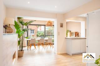 Deze prachtig gerenoveerde woning is gelegen in een heel rustige tuinwijk op de rand van Lokeren. De aangename inkomhal (met gastentoilet)...